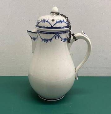 Doorniks porselein antiek kannetje met deksel  beschikbaar voor biedingen