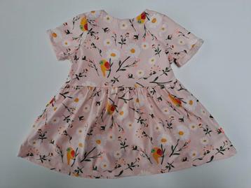 Mt 92 Lichtroze jurk met korte mouwen met bloemen en vogels beschikbaar voor biedingen