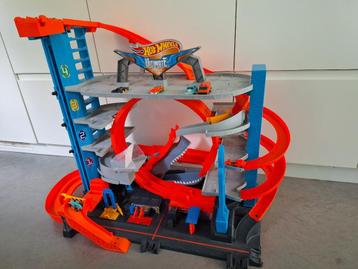 Hot wheels autobaan haai met autolift en -katapult