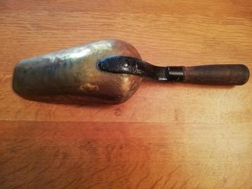 Pelle à charbon ancienne  beschikbaar voor biedingen