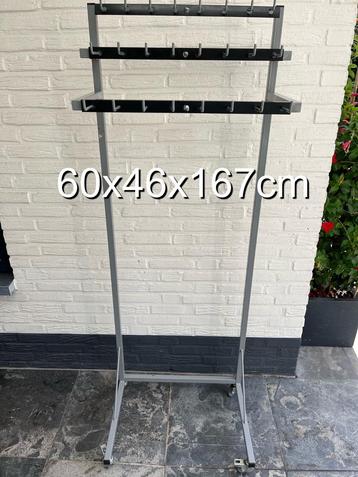 2 dezelfde riemen rekken op wieltjes, 3 niveaus 60x46x167 cm beschikbaar voor biedingen