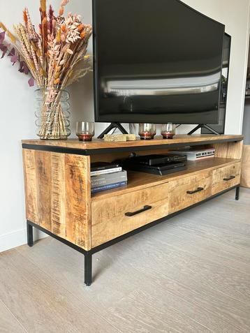 Tv kast beschikbaar voor biedingen