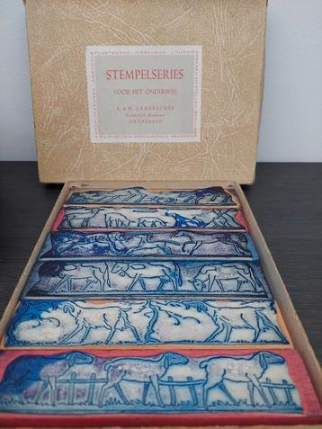 Belle série de vieux timbres dans une boîte vintage d'origin, Enlèvement