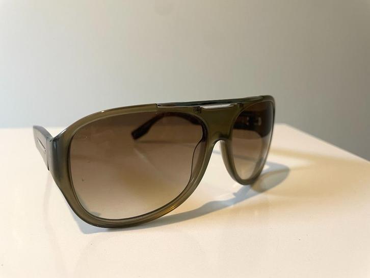 Hugo Boss zonnebril in military-green!, Kleding | Dames, Overige Dameskleding, Zo goed als nieuw, Verzenden