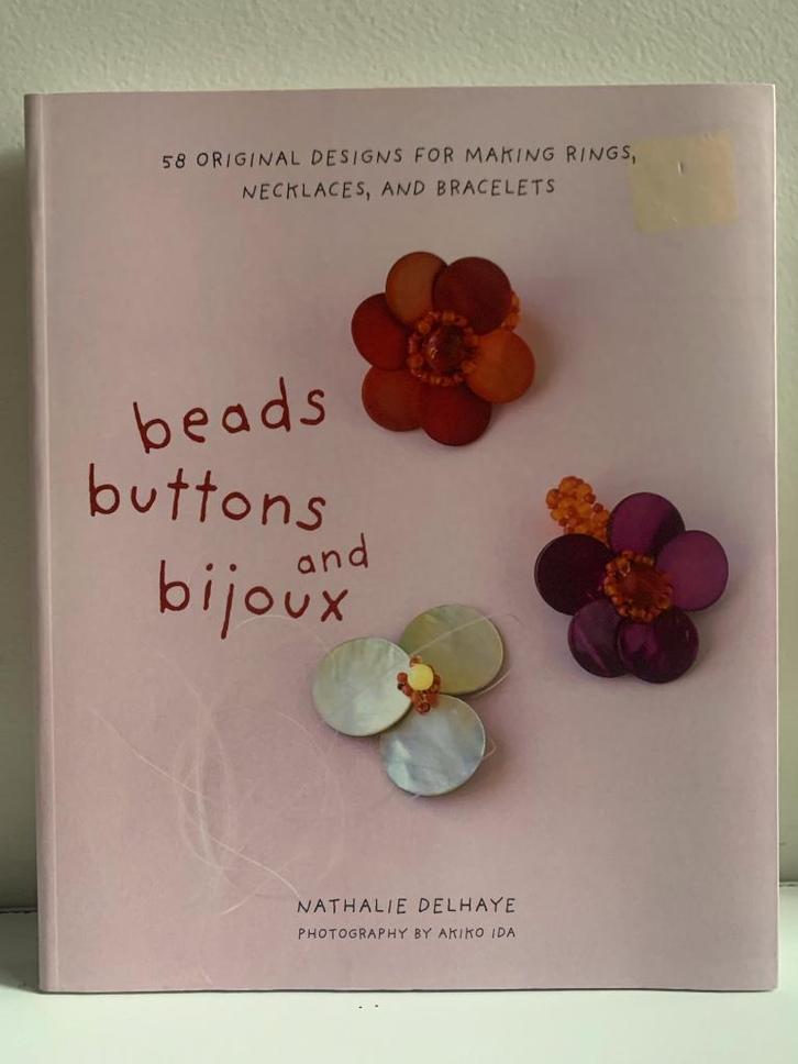 Boek Beads, Buttons and bijoux (Nathalie Delhaye), Boeken, Hobby en Vrije tijd, Zo goed als nieuw, Sieraden maken, Ophalen of Verzenden