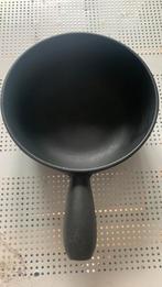 Gietijzer pan van  made in France Le Creuset  d 22 cm diep 8, Ophalen of Verzenden, Zo goed als nieuw
