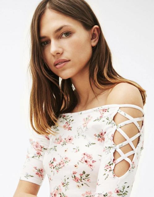 Bloementshirt van Bershka - Maat medium, Kleding | Dames, T-shirts, Wit, Verzenden