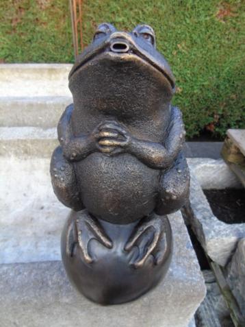 statue d une grenouille sur boule en bronze , jet d eau ...