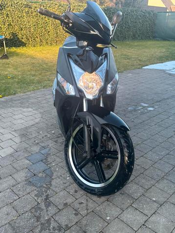 Kumco 125cc met slechts 6000 km beschikbaar voor biedingen