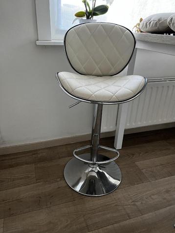 2 barstoelen in degelijke staat beschikbaar voor biedingen