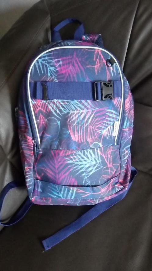 un grand sac a dos ,fin primaire-début secondaire, Kinderen en Baby's, Kinderkleding | Schoenen en Sokken, Verzenden