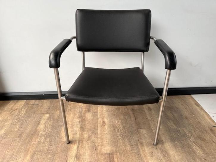 Kunstleren stoel met extra groot zitvlak, Antiek en Kunst, Antiek | Meubels | Stoelen en Sofa's, Ophalen of Verzenden