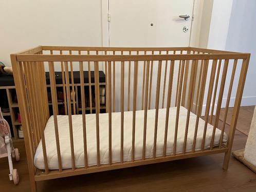 babybedje met matras en hoeslakens en matrasbeschermer, Huis en Inrichting, Slaapkamer | Bedden, Gebruikt, Eenpersoons, Hout, Bruin