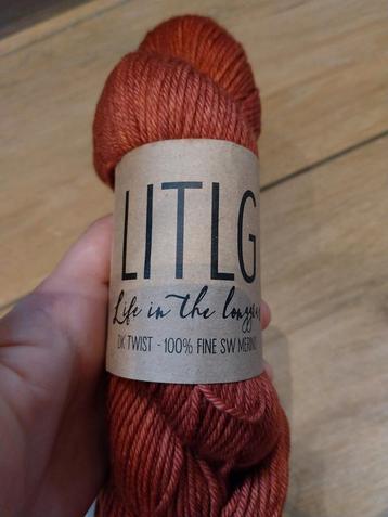 Handgeverfd garen life in the long grass barn dk twist beschikbaar voor biedingen