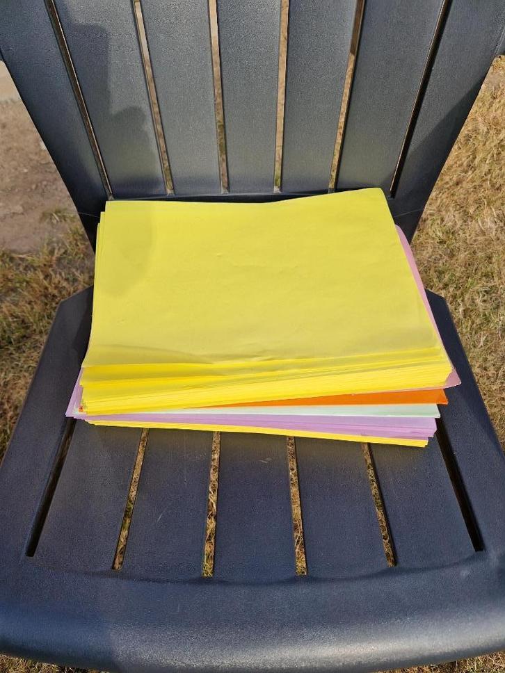 3 kg gekleurd paper, kleuterjuf., jeugdvereniging. knutselen, Hobby en Vrije tijd, Knutselen, Zo goed als nieuw, Knutselwerk, Ophalen