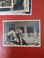 foto kind op kermispaard ca 1930, Verzamelen, Foto, Ophalen of Verzenden, Zo goed als nieuw, Voor 1940