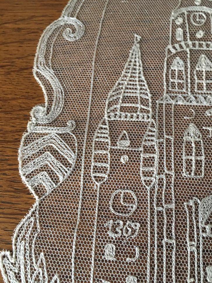 Nieuwe lap in Lierse Kant,28 cm hoog en 20 cm breed. 80€, Antiek en Kunst, Antiek | Tapijten, Tafelkleden en Textiel, Ophalen