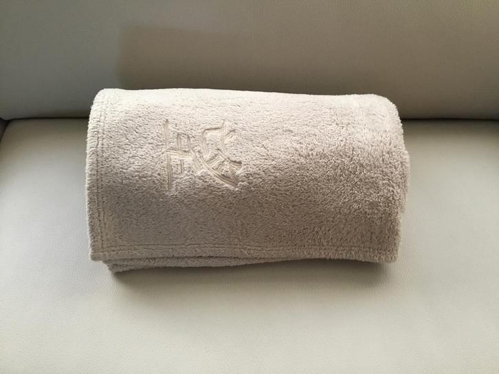 PLAID FLEECE BEIGE HEEL GOEDE STAAT, Huis en Inrichting, Woonaccessoires | Plaids en Woondekens, Zo goed als nieuw, Ophalen of Verzenden