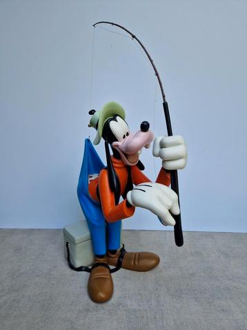 Vissende Goofy beschikbaar voor biedingen