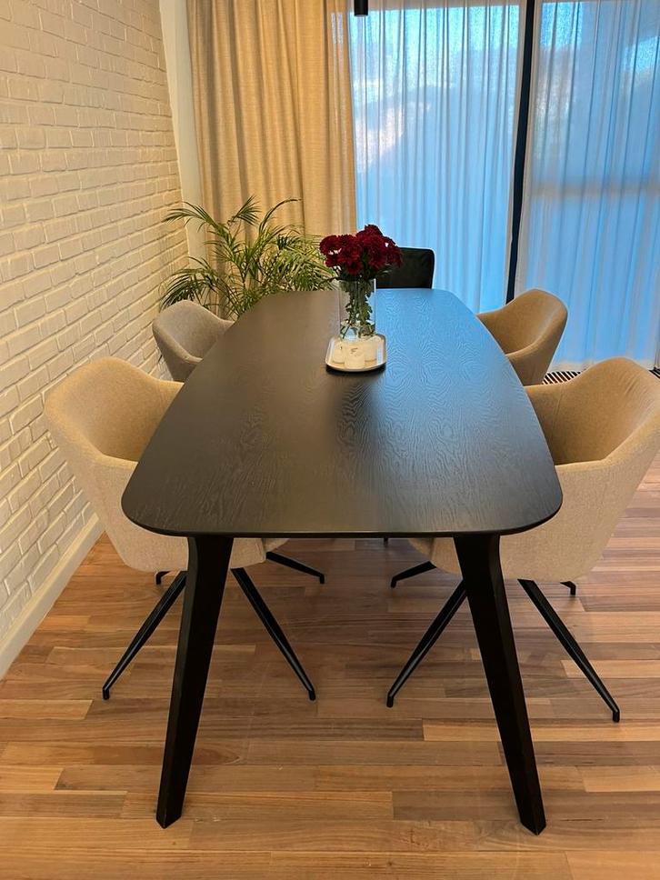 Moderne zwarte eettafel + 4 stoelen (Juntoo, goede staat), Huis en Inrichting, Tafels | Eettafels, Zo goed als nieuw, 50 tot 100 cm