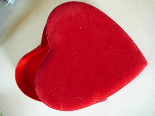 boîte à pralinés en carton rouge en forme de cœur recouverte, Collections, Marques & Objets publicitaires, Utilisé, Ustensile