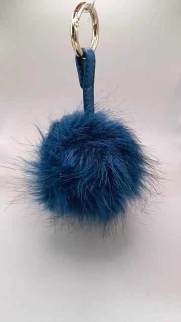 pompon sleutelhanger ter steun van goede doelen  disponible aux enchères