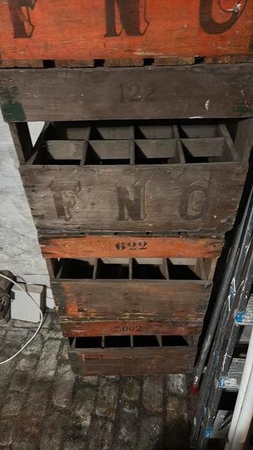 Houten wijnbakken beschikbaar voor biedingen