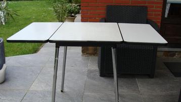 ancienne table en formica, avec rallonges rabattables, beschikbaar voor biedingen