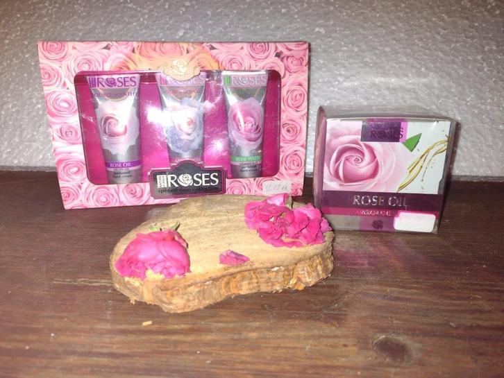Roses fron Bulgarie seruns, Handtassen en Accessoires, Uiterlijk | Gezichtsverzorging, Nieuw, Verzorging, Verzenden