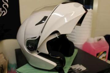 Helm in zeer goede en propere staat maat 57-58 beschikbaar voor biedingen