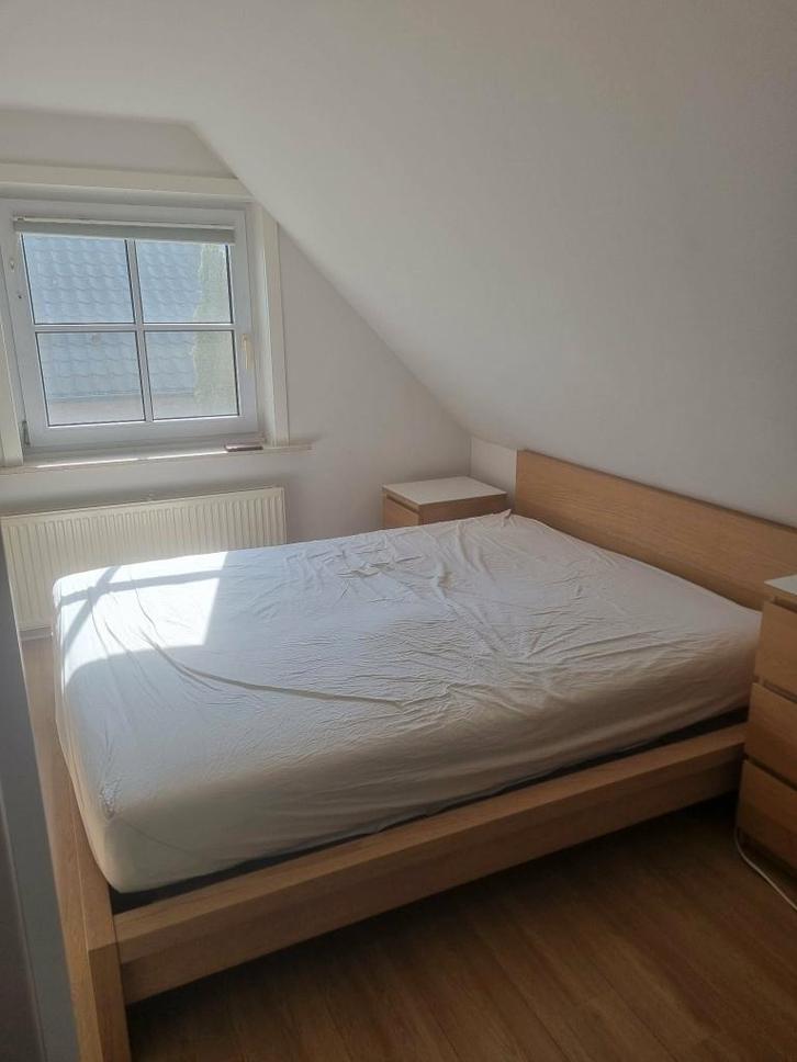 2-persoons bed Malm voor onder laag dak, Huis en Inrichting, Slaapkamer | Bedden, Zo goed als nieuw, Tweepersoons, 160 cm, 200 cm