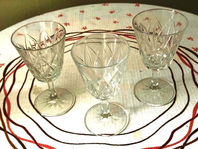 13 verres à vin neufs - parfait état - 10 €/lot, Maison & Meubles, Cuisine | Vaisselle, Neuf, Uni, Verre ou Verres, Enlèvement ou Envoi