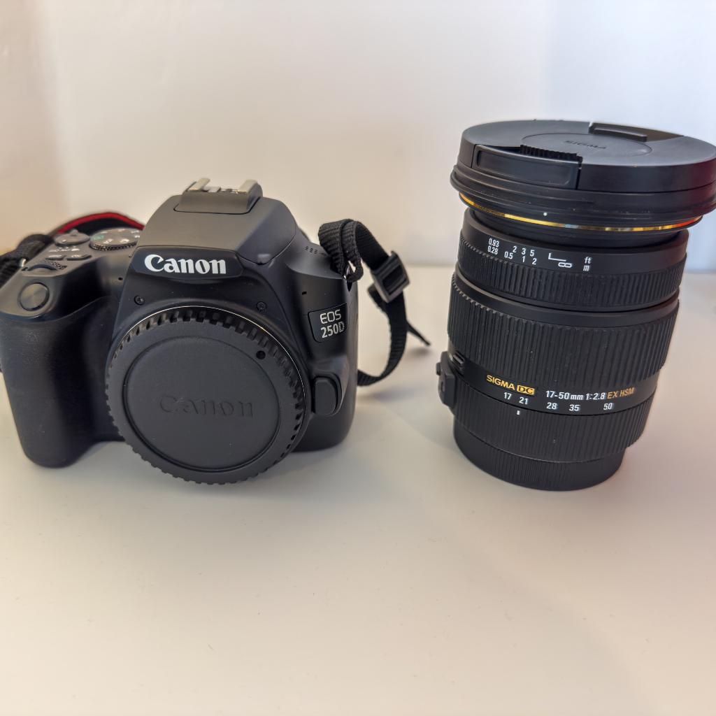 Canon EOS 250D + Objectif Sigma 17-50mm f/2.8, Ophalen, Spiegelreflex, Canon, Zo goed als nieuw