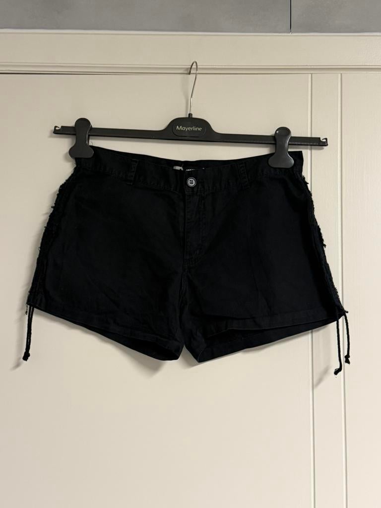Kort jeugdig dames shortje van Only (38), Kleding | Dames, Spijkerbroeken en Jeans, Ophalen, Zo goed als nieuw, Zwart, W30 - W32 (confectie 38/40)