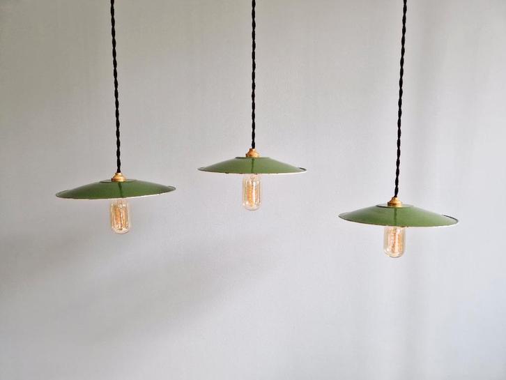 Trio de suspensions industrielles en tôle émaillée verte, Antiquités & Art, Antiquités | Email, Enlèvement ou Envoi