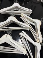 Lot de 35 cintres en bois blanc, Enlèvement, Utilisé, Bois, Adultes