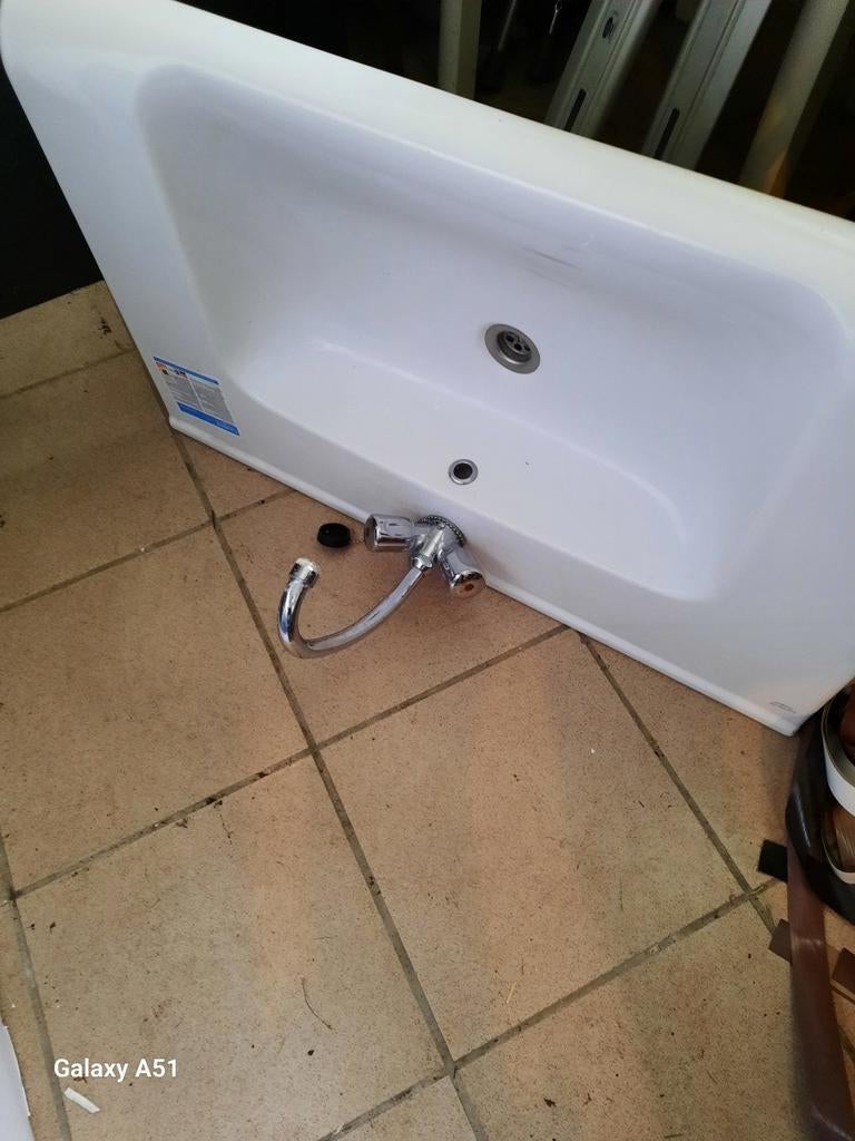 Lavabo chaufe eau, Maison & Meubles, Salle de bain | Salle de bain complète, Enlèvement