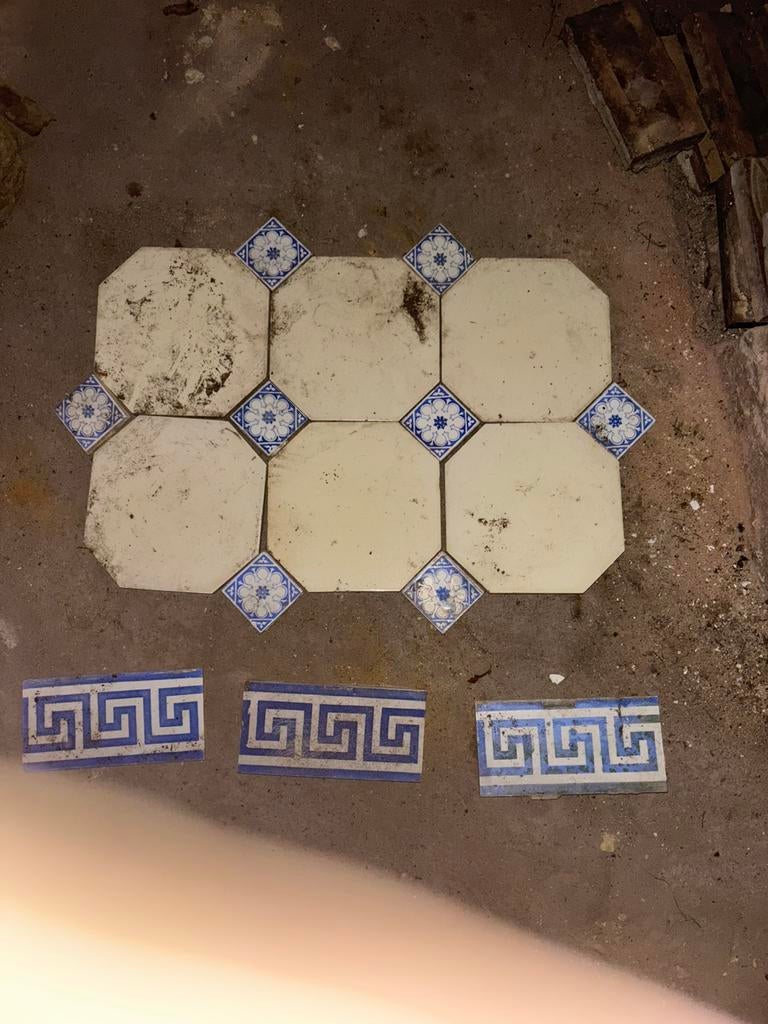 Tegels, tegels, oud cement, Ophalen