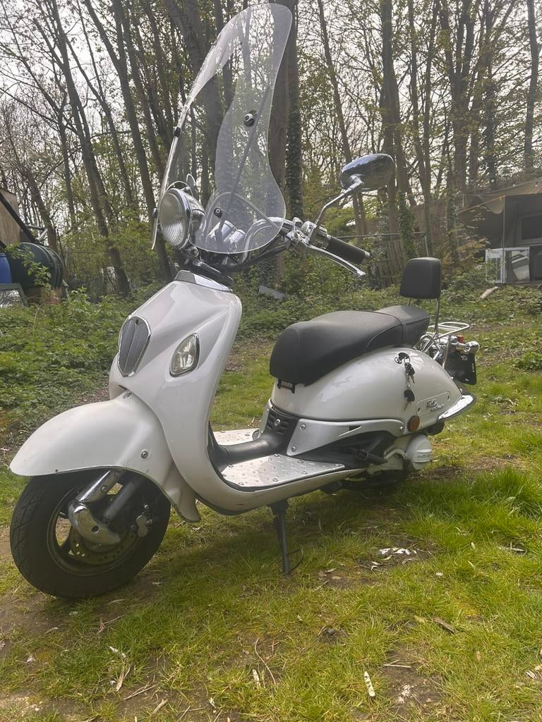 Scooter 125cc max 115km/h weinig km rijd soepel, Ophalen of Verzenden, Zo goed als nieuw