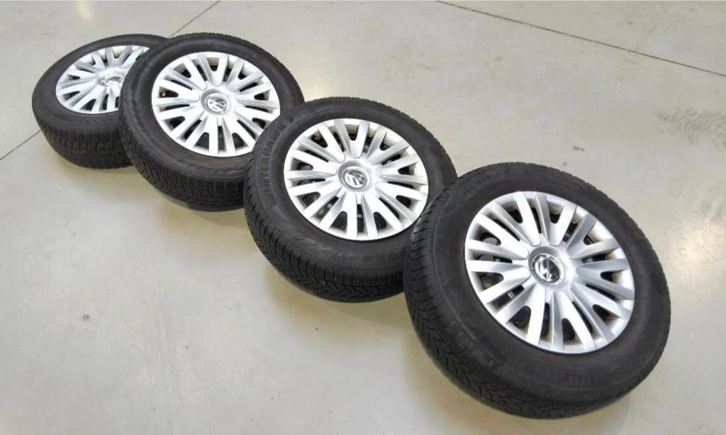 4 pneus hiver 195/65-15 avec des jantes Volkswagen, 15 pouces, Pneus et Jantes, Pneus hiver, Enlèvement