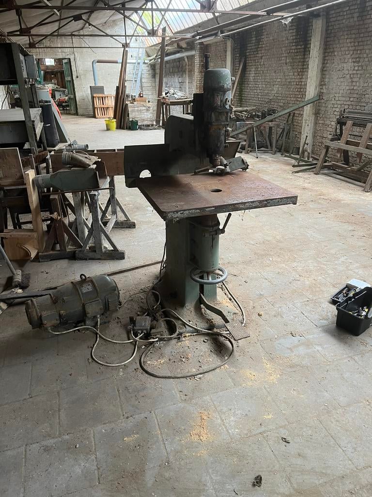 Houtbewerking bovenfrees, Ophalen