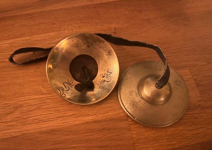 Tingshas tibétaines en laiton avec coussin – son clair, Maison & Meubles, Accessoires pour la Maison | Autre, Enlèvement