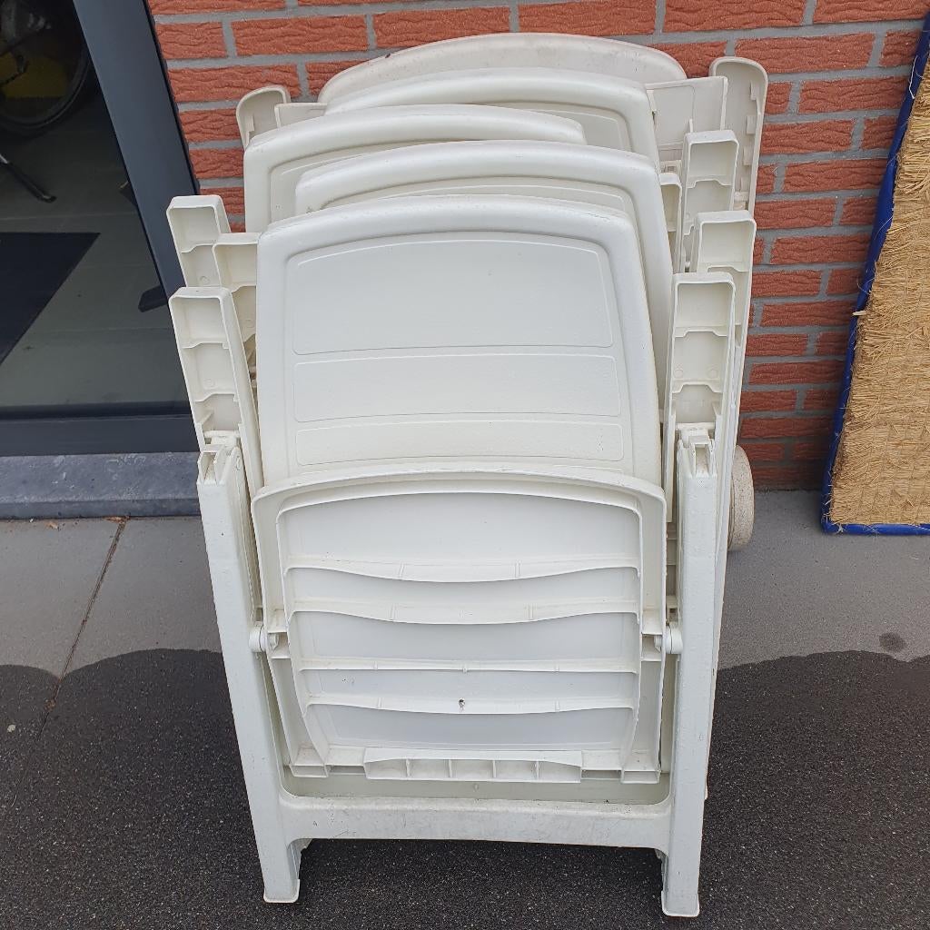 4 Plastic Tuinstoelen wit + 1 Plastic wit  Ligbed, Ophalen, Gebruikt, Plastic, Inklapbaar