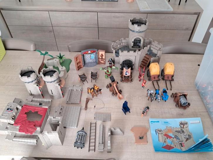 Château de chevaliers Playmobil avec de nombreux accessoires, Enfants & Bébés, Jouets | Playmobil, Enlèvement