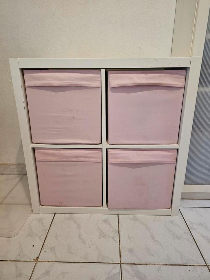 Meuble IKEA KALLAX de rangement + 4 cubes en tissu rose, Maison & Meubles, Armoires | Armoires à chaussures, Utilisé, Enlèvement