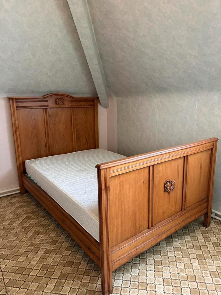 2 beaux lits en bois (queen size) à vendre, Antiquités & Art, Antiquités | Meubles | Lits, Enlèvement