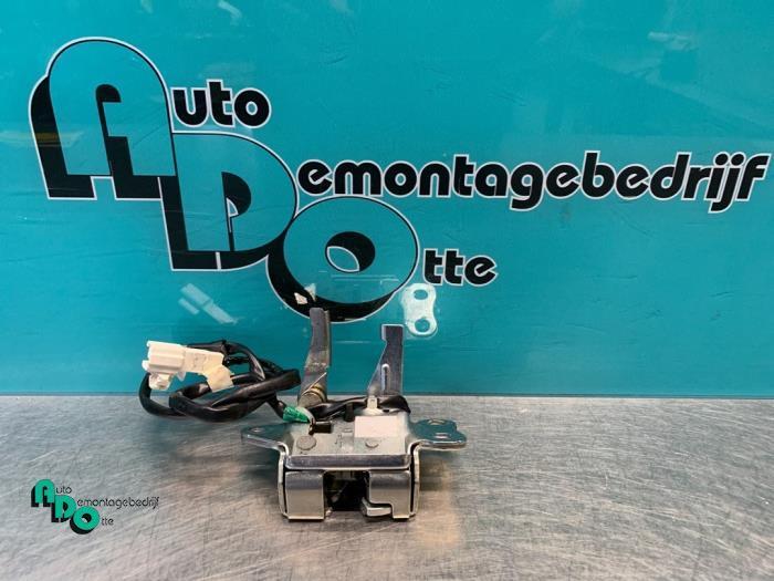 Slotmechaniek Achterklep van een Toyota Yaris (Yaris 1 02-), Auto-onderdelen, Carrosserie, Toyota, Gebruikt, 3 maanden garantie