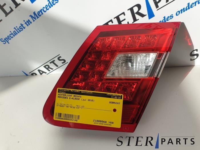 Achterlicht rechts van een Mercedes E-Klasse, Auto-onderdelen, Verlichting, Mercedes-Benz, Gebruikt, 3 maanden garantie, Ophalen of Verzenden