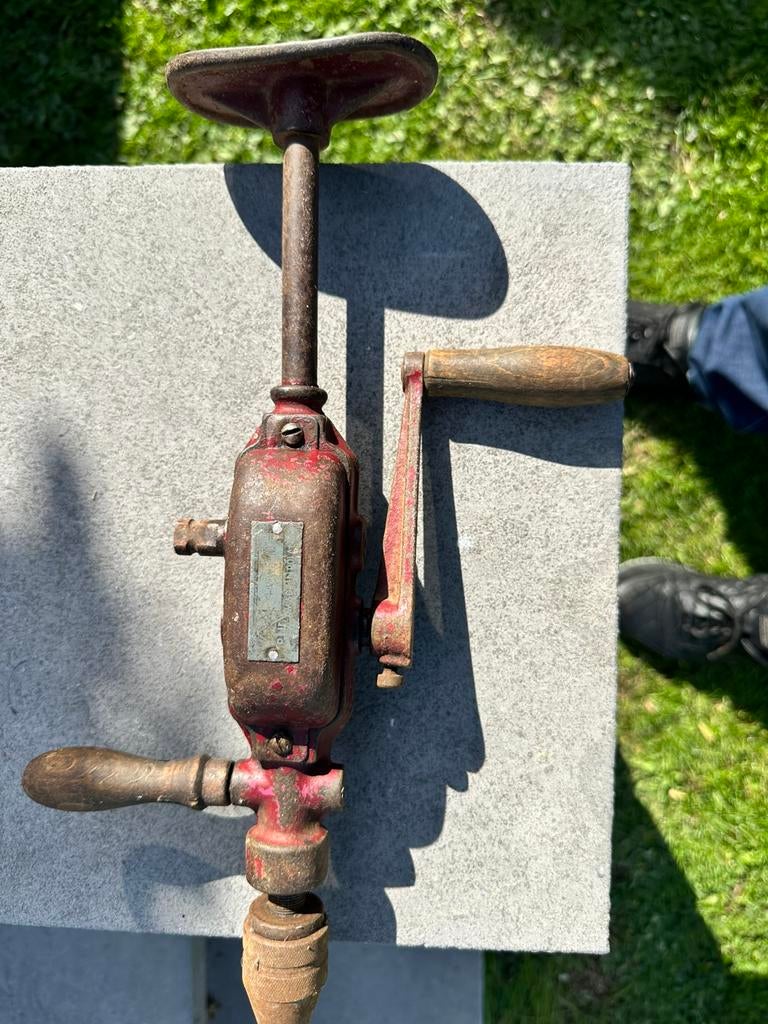 Outil antiquité perceuse  manuelle., Tuin en Terras, Tuinsproeiers, Ophalen, Zo goed als nieuw