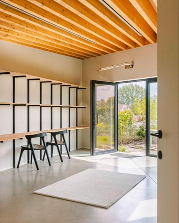 Mooie tulpen houten legplanken plus zwart metalen L profiel  beschikbaar voor biedingen